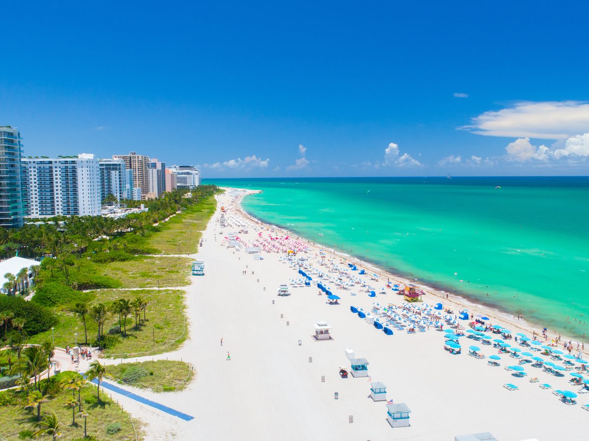 Vista aérea de la costa de Miami con edificios residenciales
